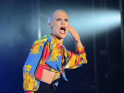 Penonton Berkelahi, Jessie J Hentikan Konser!